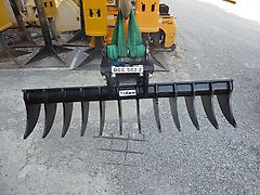 Lehnhoff - Rode-Rechen RZ RR 2-6- oben: Adapterplatte mit Bohrungen- Beispiel: mit Adapterplatte Lehnhoff SW03 geschraubt- Schnittbreite: ca 1.200 mm- Öffnungsweite von Spitze bis Rücken ca. 1.100mm - Bagger: 2,5t-6t